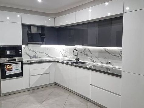 большая кухня с глянцевыми фасадами и эксклюзивной столешницей