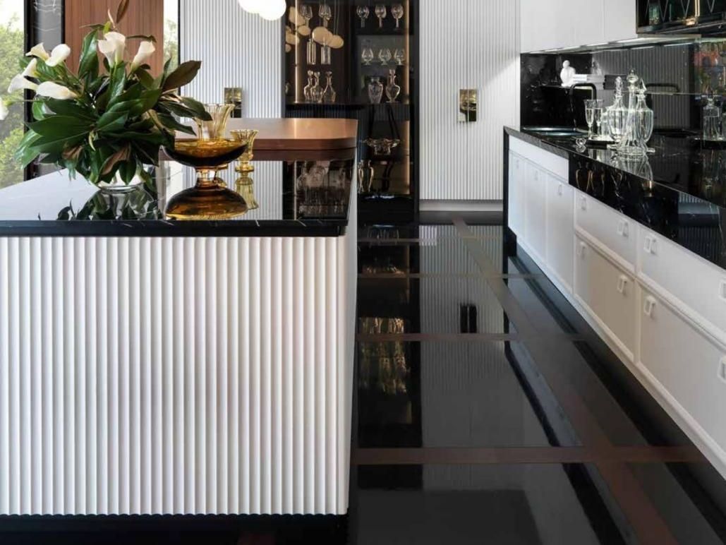 большой белый стол-остров с фрезерованными боковинами в стиле кухни