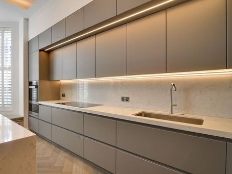 Стильная дорогая кухня с декоративной подсветкой и шикарной столешницей