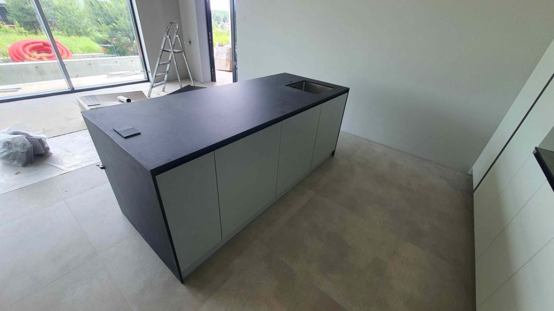 Шикарный кухонный остров с облицовкой из компакт плиты