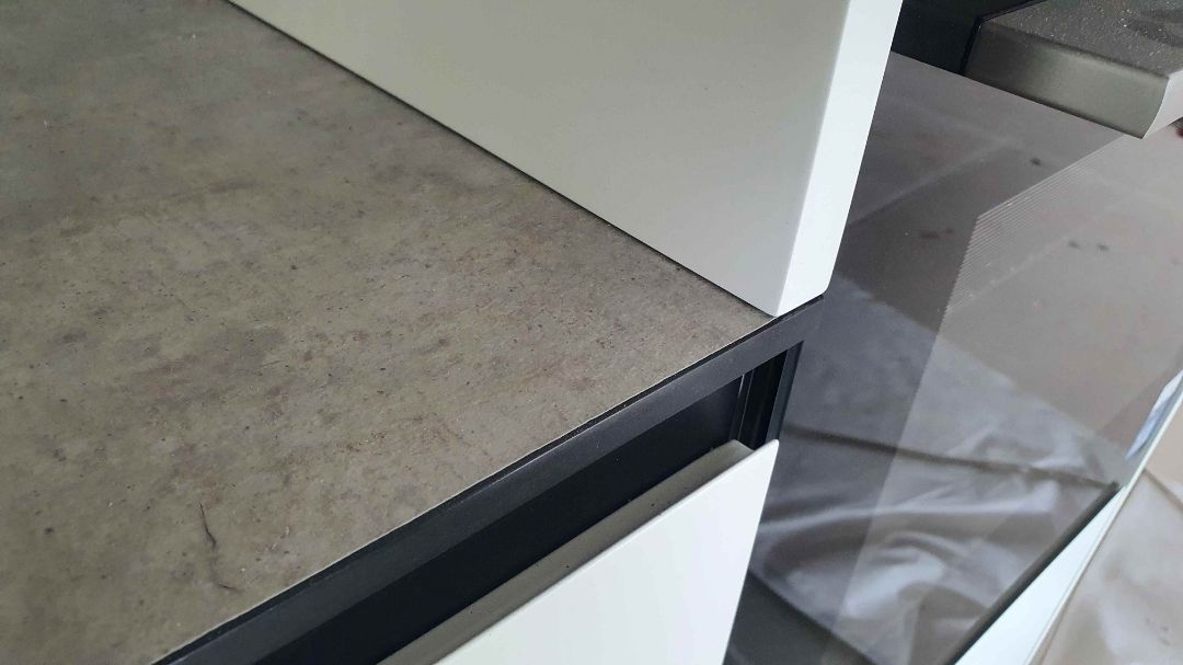 Идеальное примыкание столешницы из компакт ламината к боковине пенала кухни