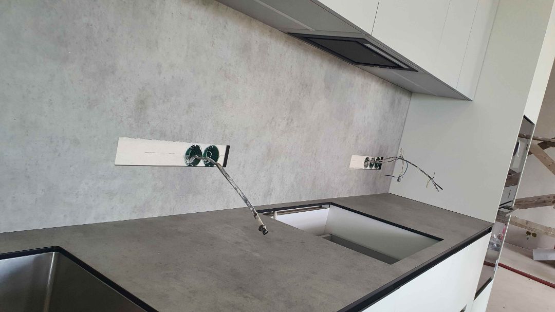 Столешница и стеновая панель кухни из практичного компакт ламината