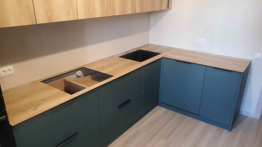 HPL под дерево на угловой кухонной столешнице