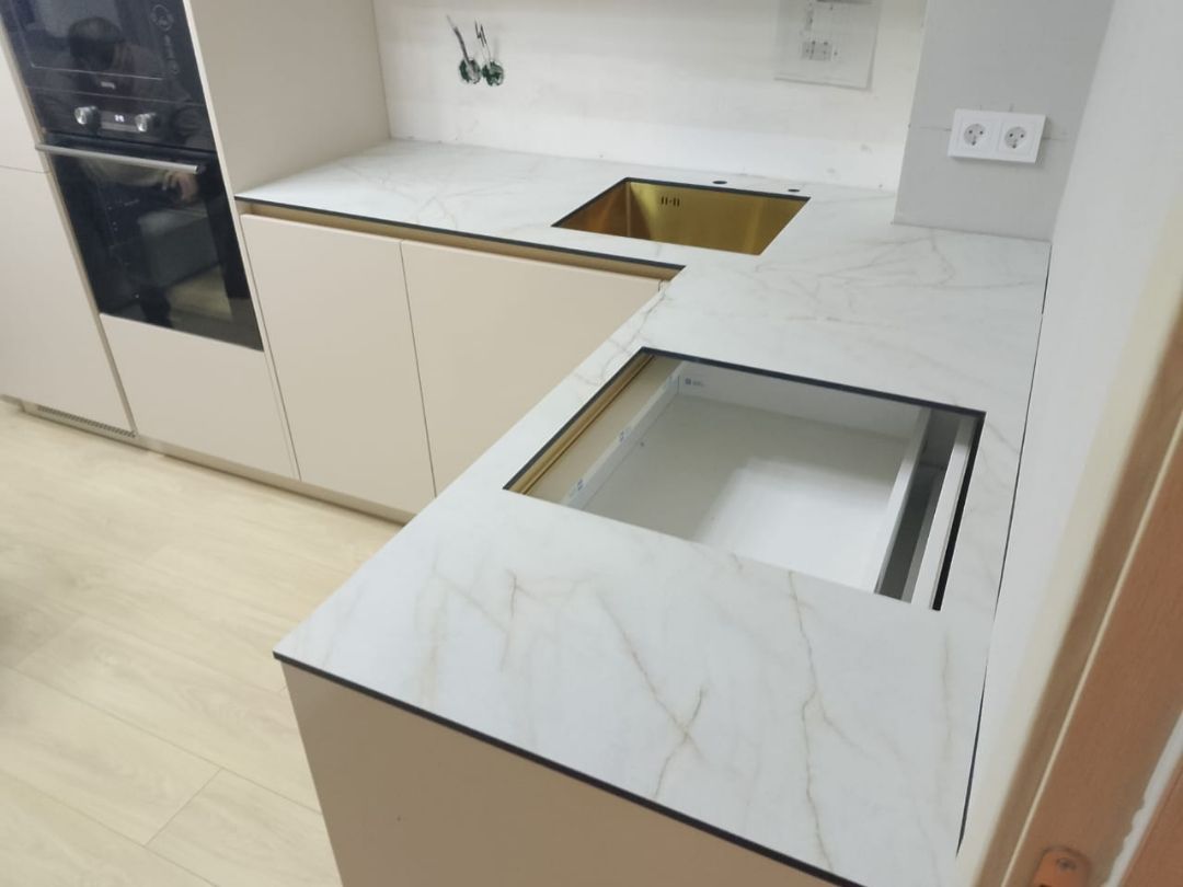 Белая столешница с текстурой под мрамор HPL пластик