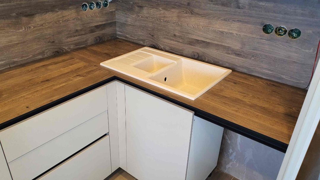 Столешница из компакт ламината с накладной раковиной