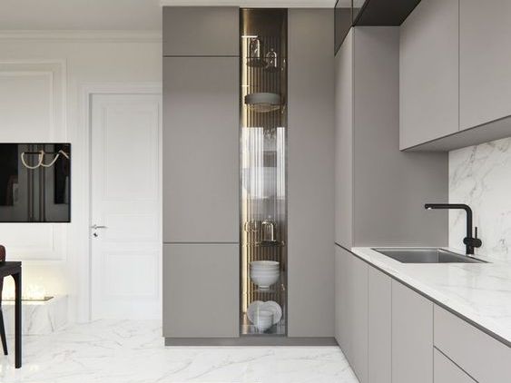 изящные кухня в современном стиле с пеналом и витриной