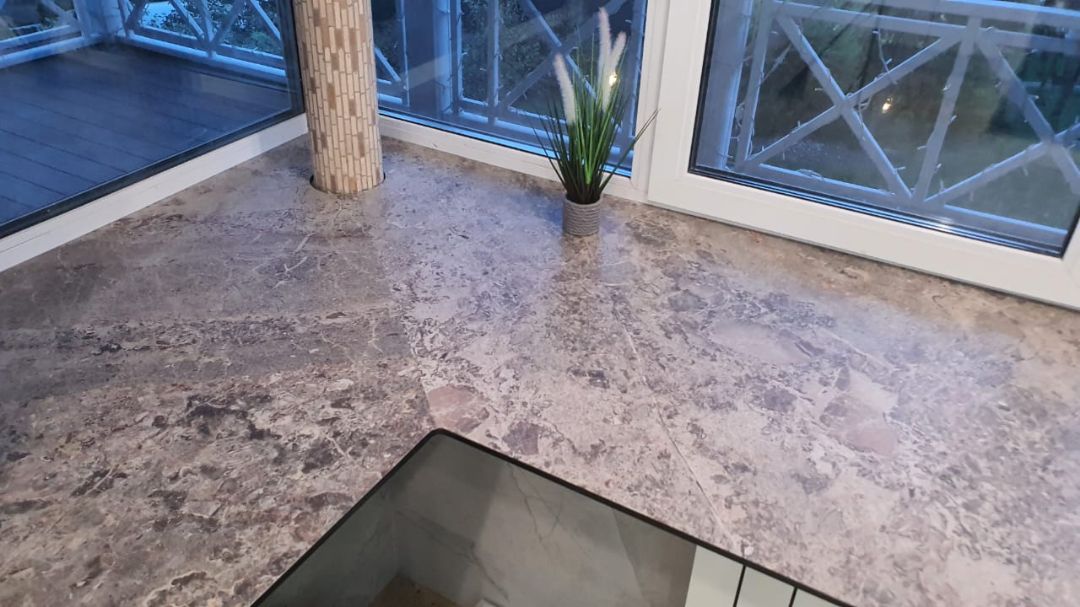 Подоконник из компакт ламината сложной формы с вырезом для колонны