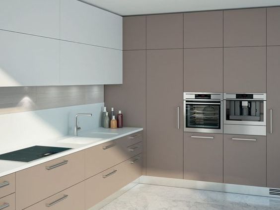 большая кухня переходящая в шкафы от пола до потолка