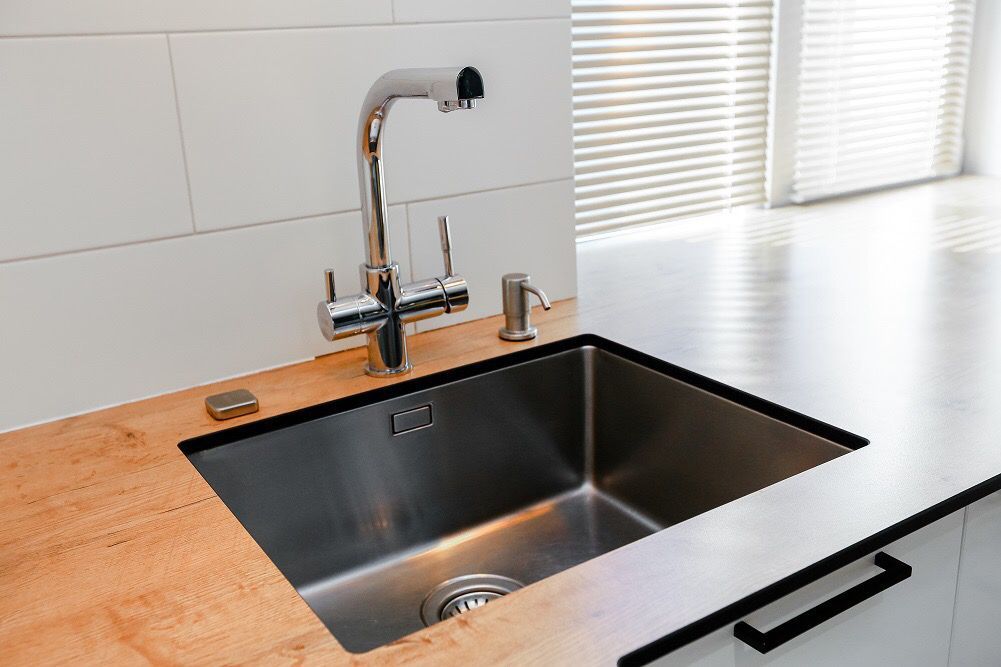 Крепление мойки снизу столешницы 