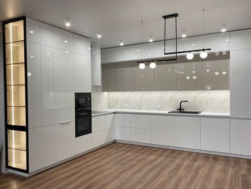 Белая белая кухня со шкафом - витриной с подсветкой и персонально подобранным цветом столешницы