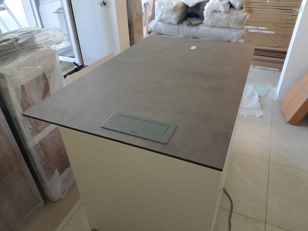 Столешница для кухонного острова с встроенным блоком розеток