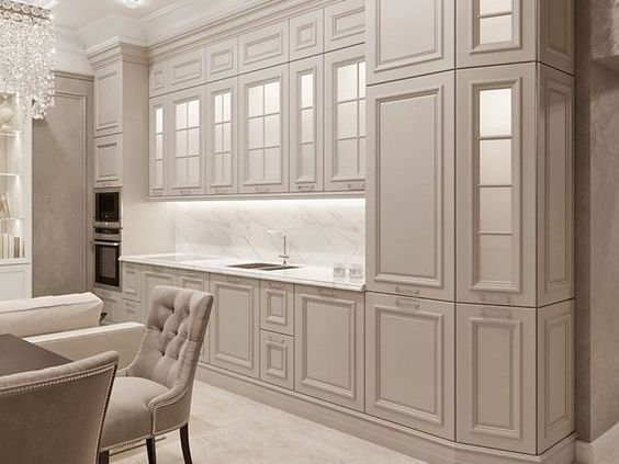 Дорогая кухня в стиле неоклассика и премиальной столешницей
