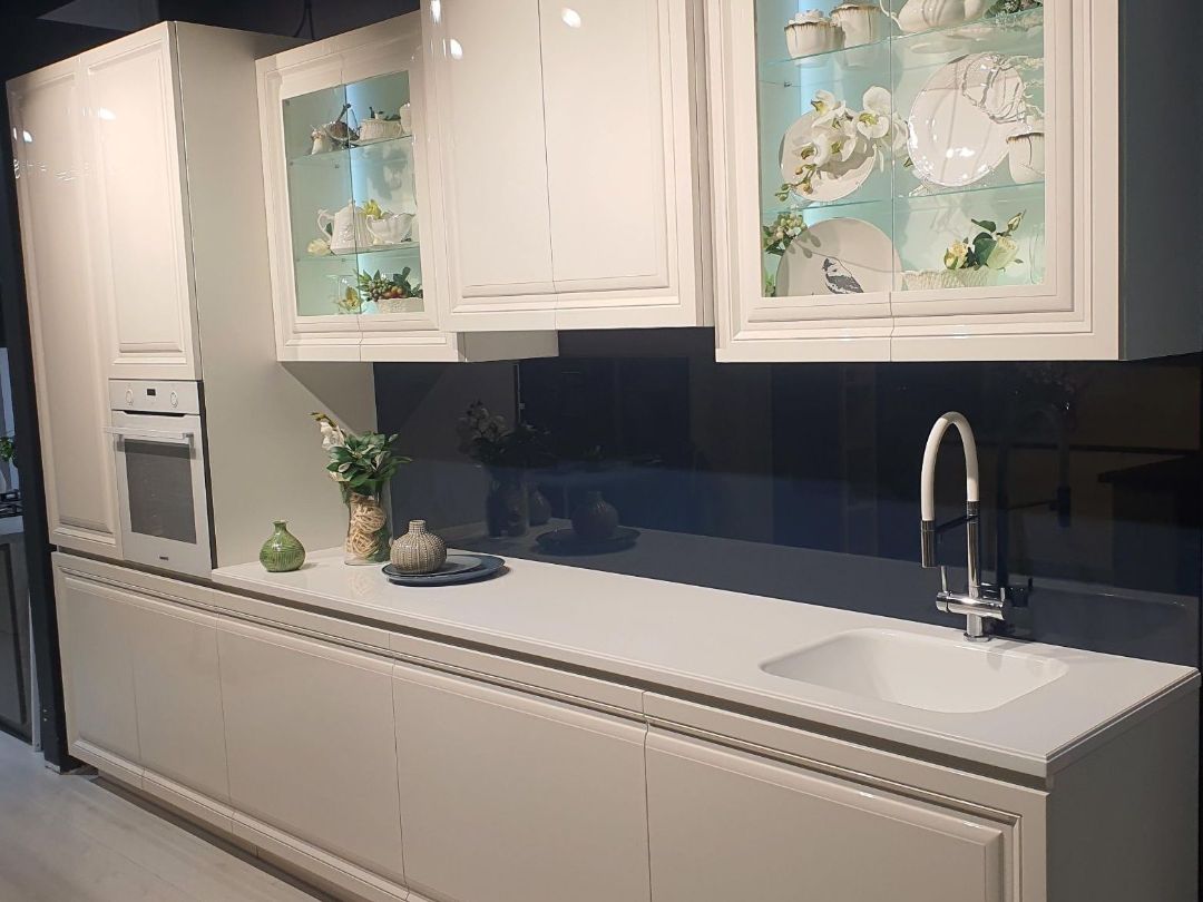 изящная белая кухня с индивидуальной фрезеровкой фасадов