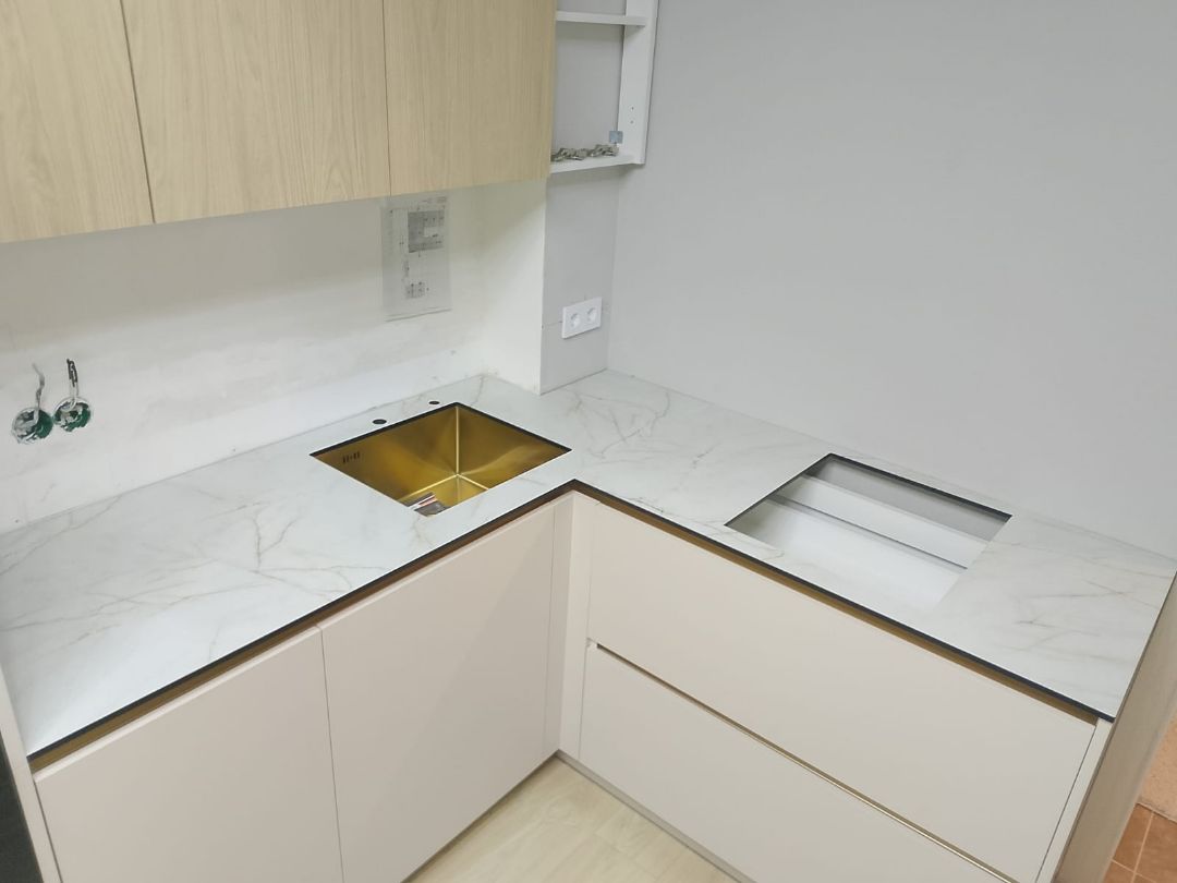 Угловая столешница HPL 12 мм для современной кухни