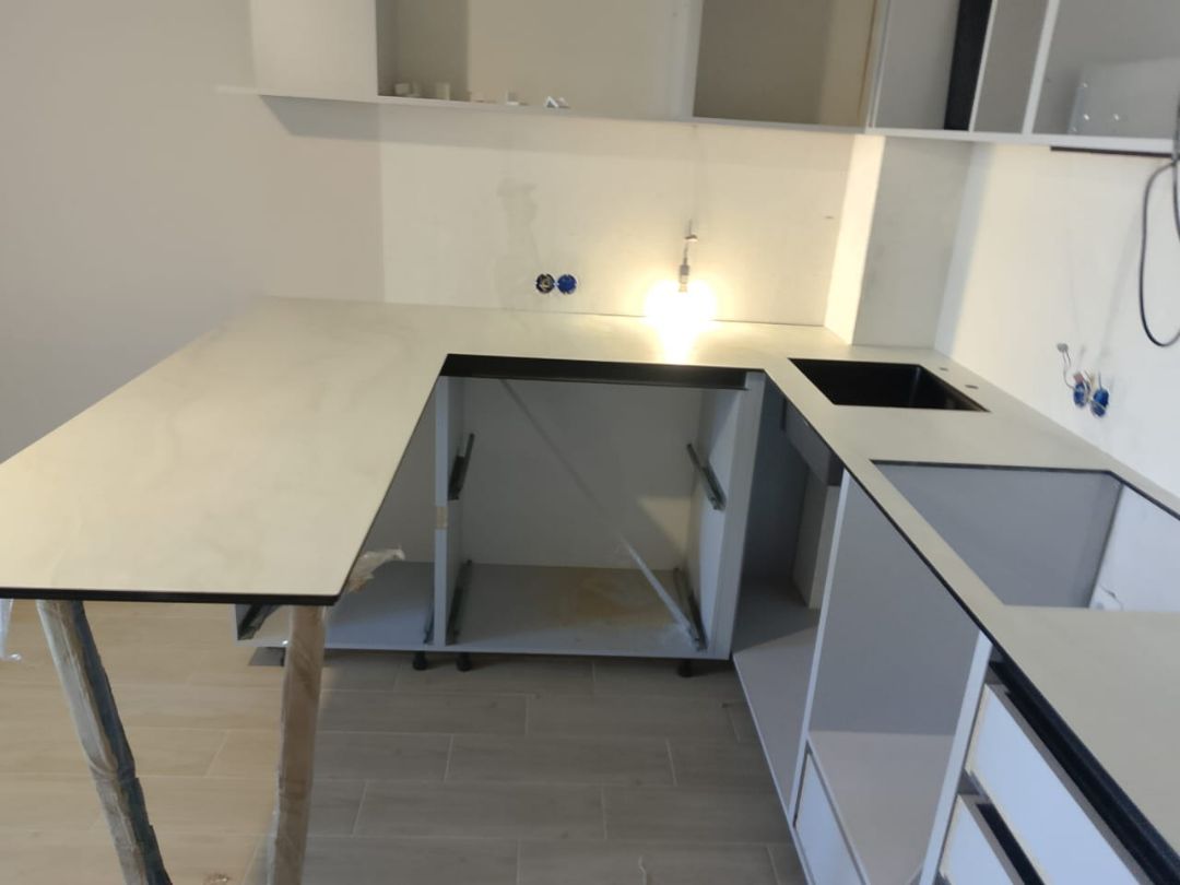 Столешница HPL сложной формы с переходом в стол