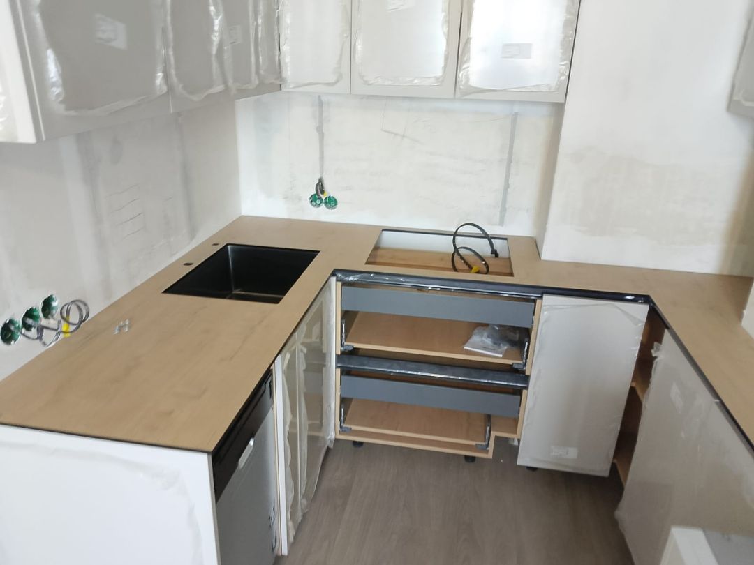 Кухонная столешница сложной формы из HPL 12 мм