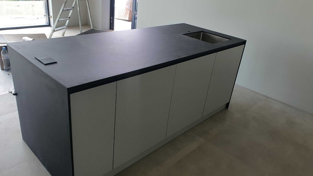 Кухонный остров и его опоры из компакт плиты HPL 12 мм черного цвета