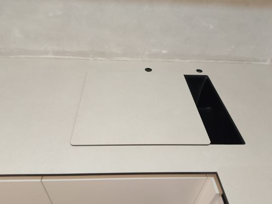 Накладка на мойку в одном цвете со столешницей