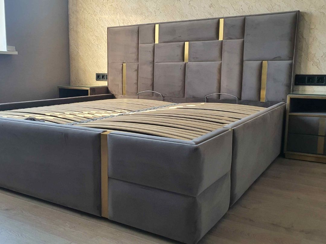 кровать на заказ с мягким изголовьем и золотыми вставками