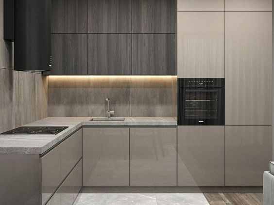 Современная кухня с фасадами из элитных материалах и подсветкой рабочей зоны