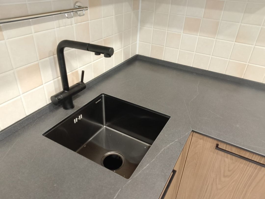 Угловая кухонная столешница из компакт плиты Slotex