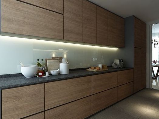 кухня с фасадами из натурального дерева и дорогой столешницей