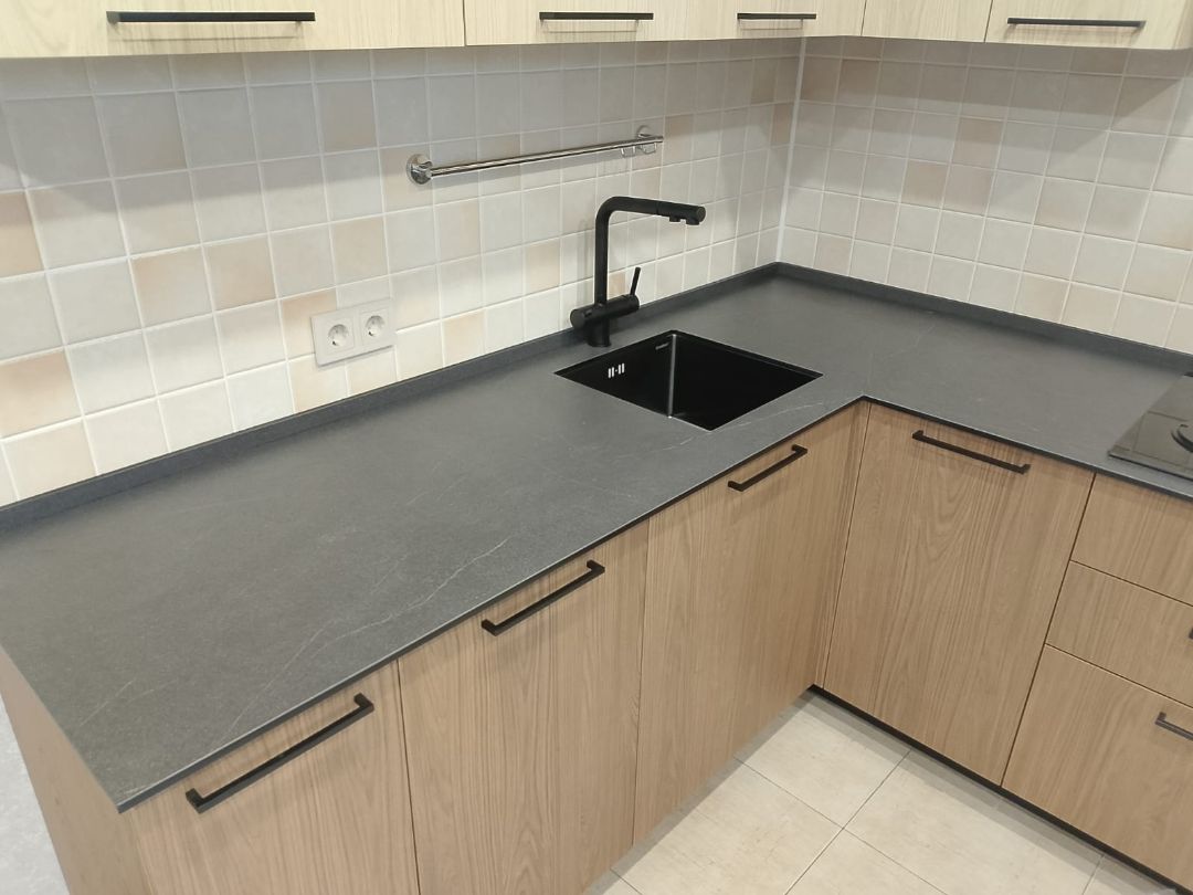 Угловая столешница для кухни с пристеночным бортиком из компакт ламината