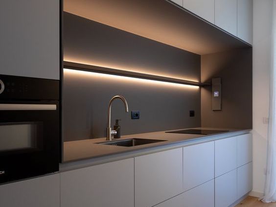 Технологичная кухня из премиальных материалов и дизайнерской подсветкой рабочей зоны