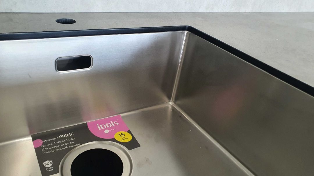 Чистовой вырез в компакт плите для мойки, устанавливаемой под столешницу