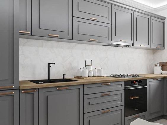 Серая кухня с фрезерованными и окрашенными фасадами