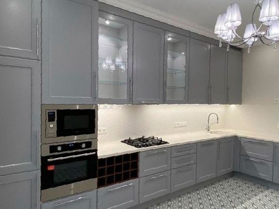 Кухня с индивидуальной фрезеровкой фасадов и премиальной столешницей