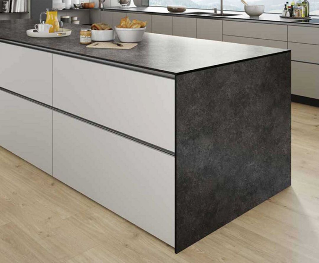 Практичное и надежное обрамление острова компакт ламинатом