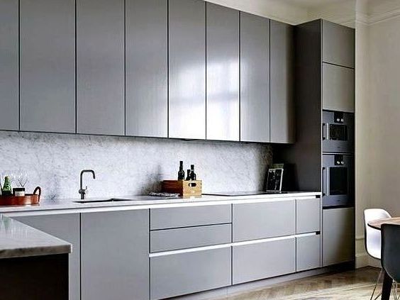 Стильная современная серая кухня с персонально колерованной столешницей из камня