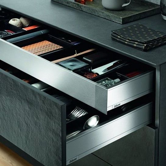 Технологичные механизмы выдвижения для нижних ящиков кухни