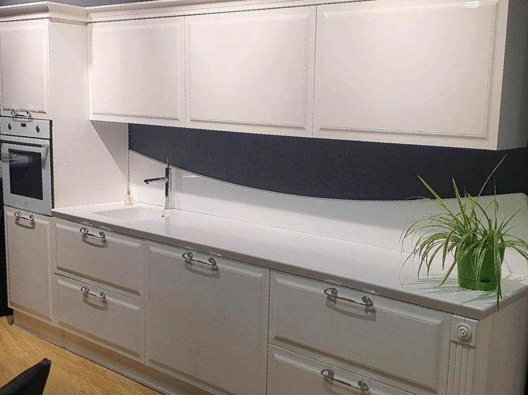 великолепная белая кухня с объемной фрезеровкой фасадов