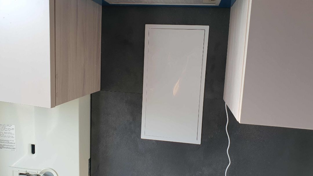 Лючек в стеновой панели для доступа к газовой колонке