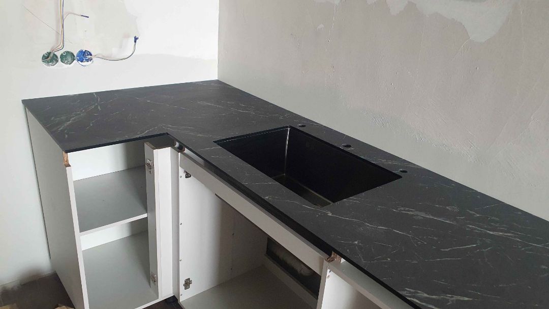 Столешница с текстурой черного мрамора из HPL компакт ламината 12 мм