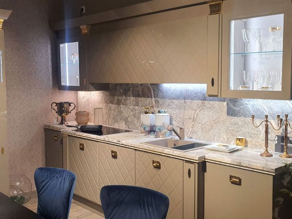 шикарная бежевая кухня с золотыми ручками и индивидуальной фрезеровкой фасадов