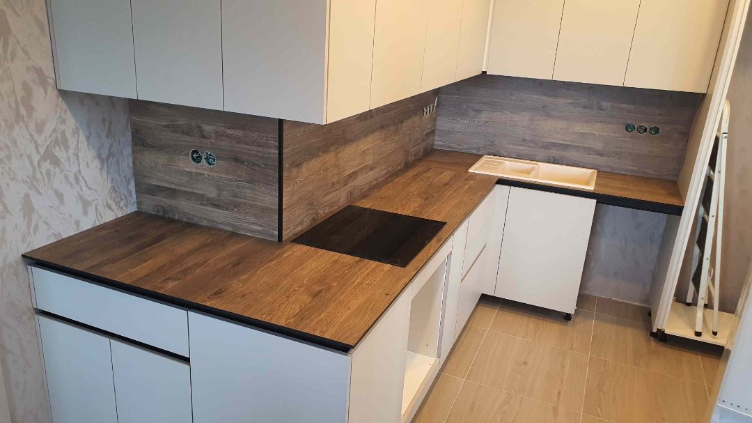 Красивая столешница сложной формы с безупречными стыками от TOP-COMPACT