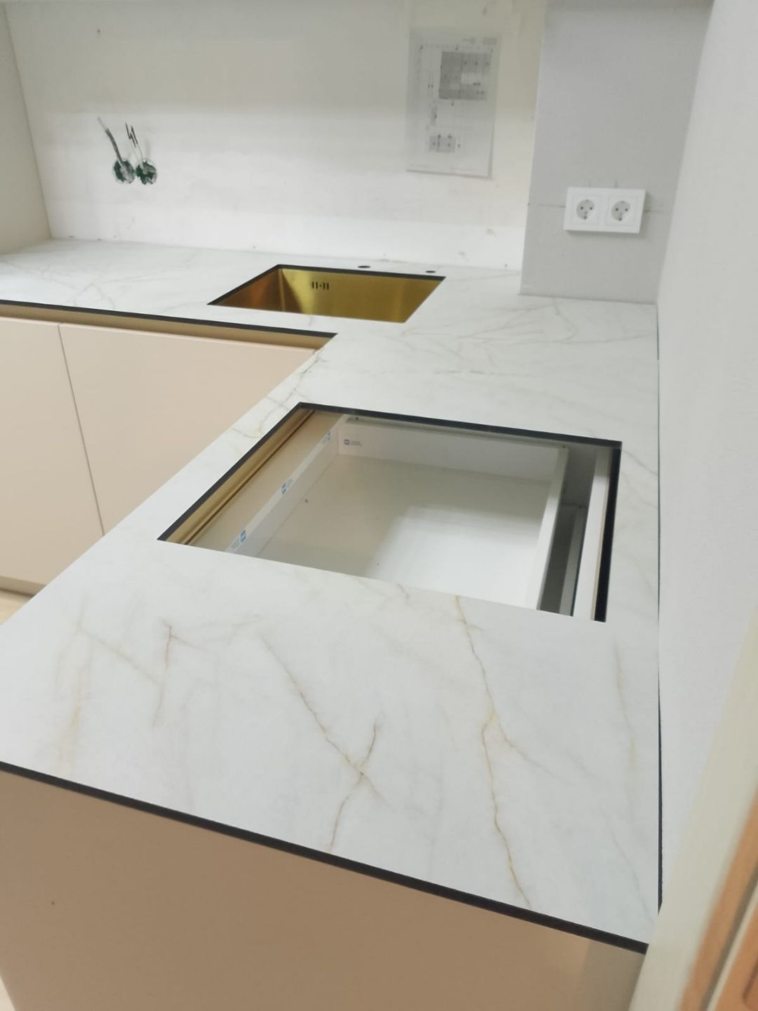 Светлая угловая кухонная столешница из компакт плиты