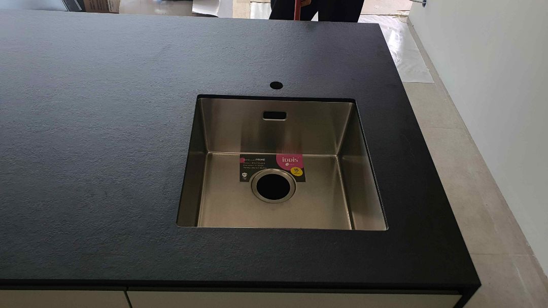 Черная текстурная поверхность HPL плиты с интегрированной раковиной из нержавейки