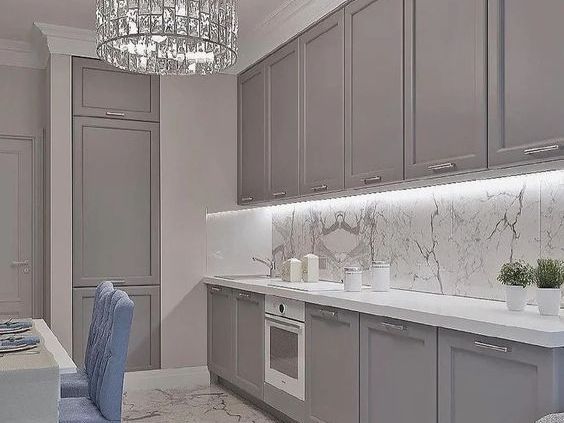 кухня и шкаф в едином стиле и фрезеровкой фасадов