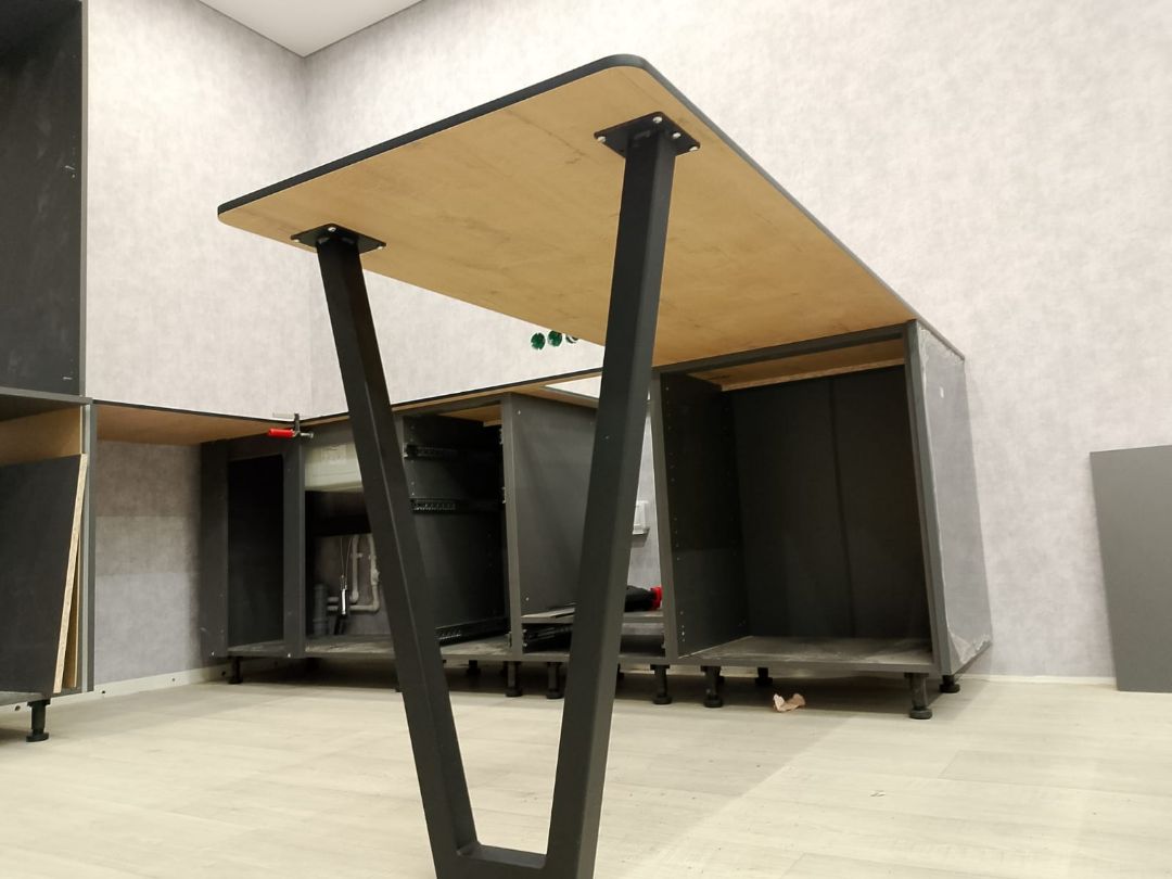 столешница переходящая в стол из компакт плиты на опоре