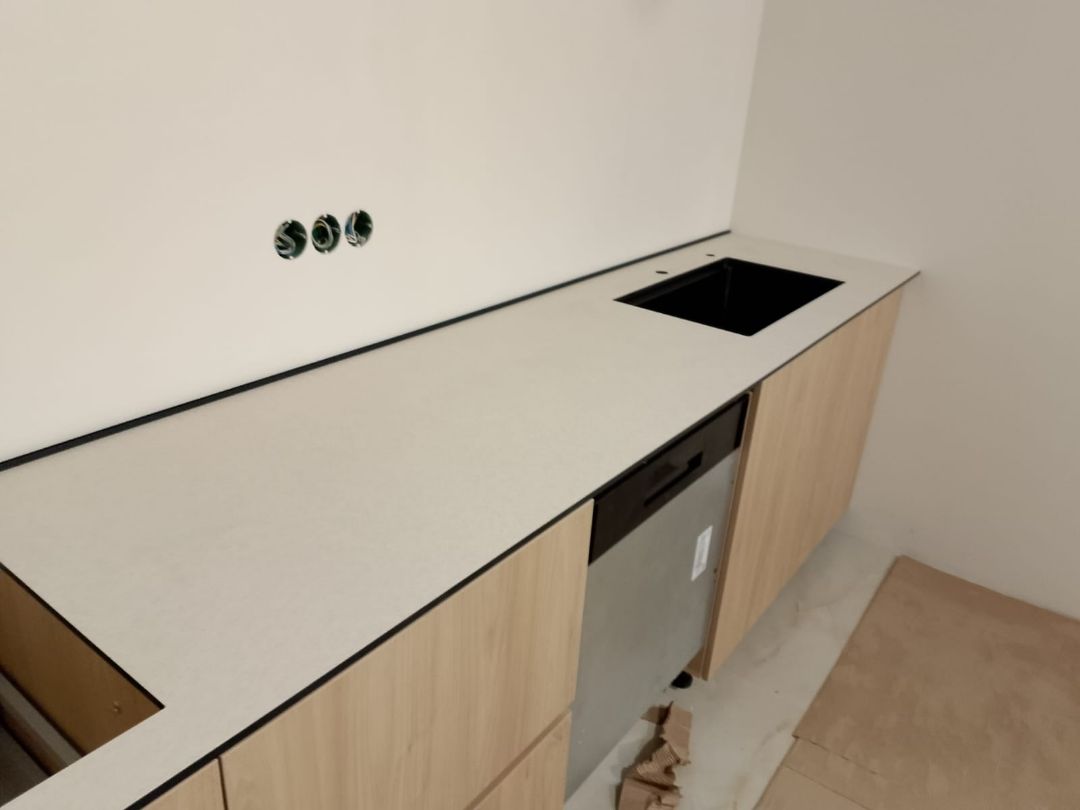 Прямая кухонная столешница из HPL плиты с вырезами для мойки и варочной поверхности