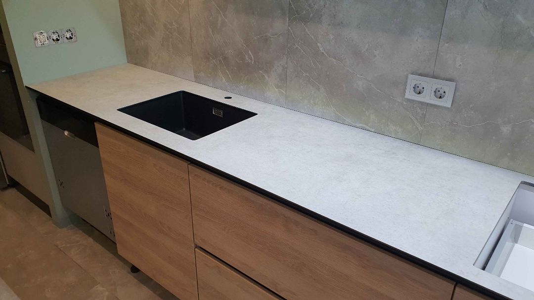 Столешница HPL компакт светлого цвета Slotex