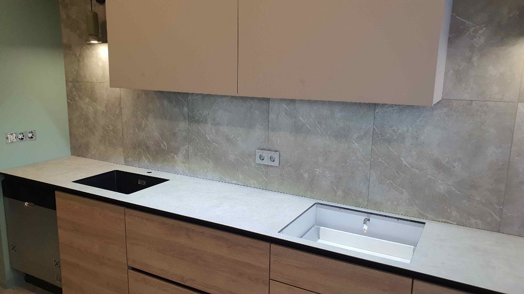 Прямая кухонная столешница с цветом под бетон из HPL