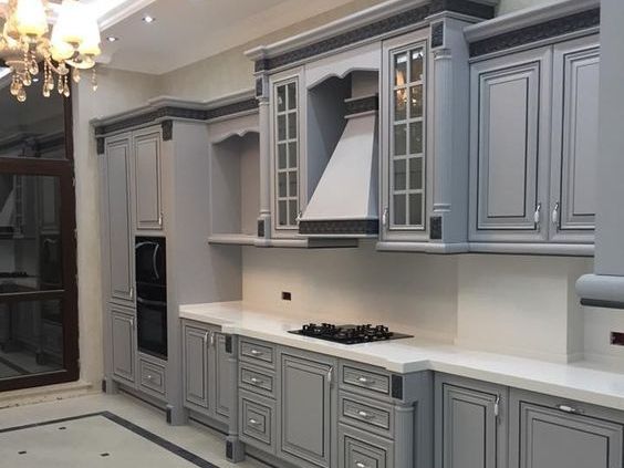 дизайнерская кухня в стиле неоклассика с дорогой столешницей