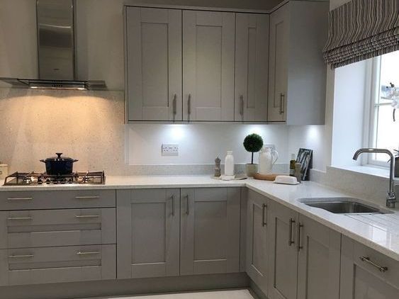 большая угловая кухня со столешницей переходящей в подоконник