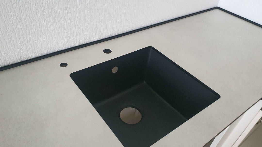 Вырез в столешнице из компакт плиты и крепление мойки