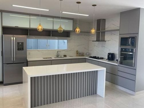 большой стол остров и кухня в едином стиле и цвете